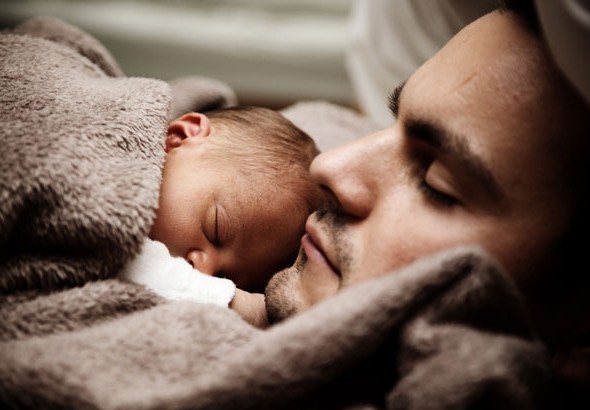 baby-and-dad-sleeping-590x410